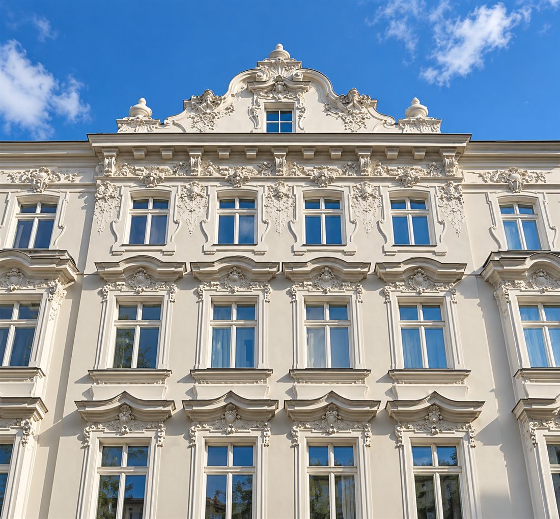 Historistische Fassade eines Wohnhauses mit Stuckverzierungen